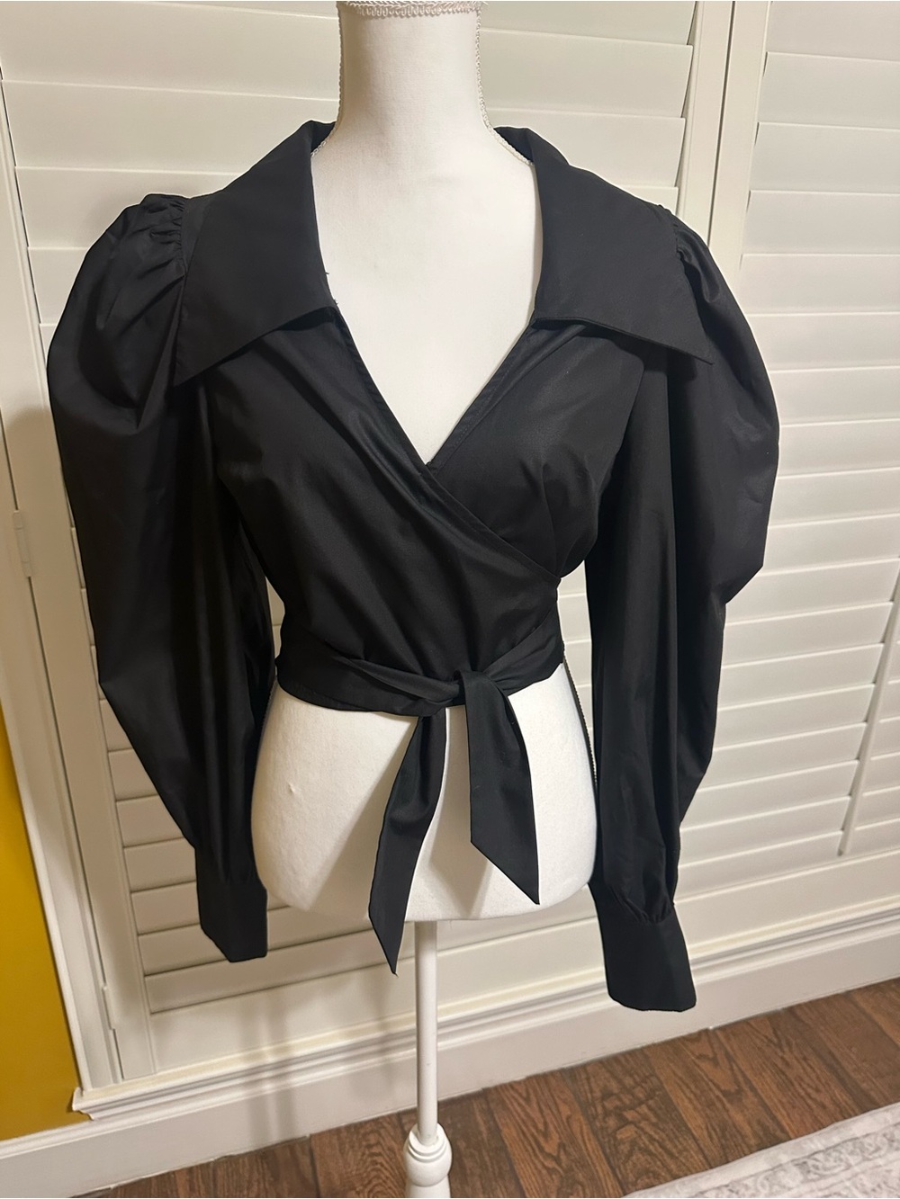 En Saison Black Puff-Sleeve Wrap Top